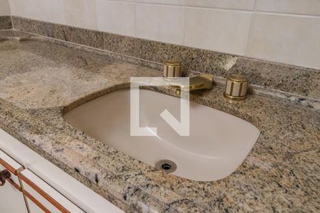 Casa à venda com 480m², 4 quartos e 6 vagasBanheiro da Suíte 2