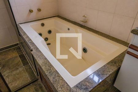 Casa à venda com 480m², 4 quartos e 6 vagasBanheiro da Suíte 1