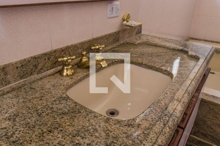 Casa à venda com 480m², 4 quartos e 6 vagasBanheiro da Suíte 4