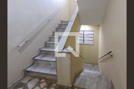 Apartamento à venda com 65m², 2 quartos e sem vaga Apartamento à venda com 65m², 2 quartos e sem vagaEscada