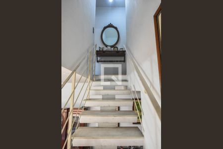 Casa à venda com 300m², 3 quartos e 2 vagasEscada