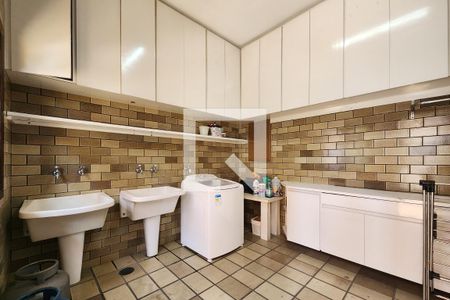 Casa à venda com 500m², 4 quartos e 6 vagas Casa à venda com 500m², 4 quartos e 6 vagasÁrea de Serviço