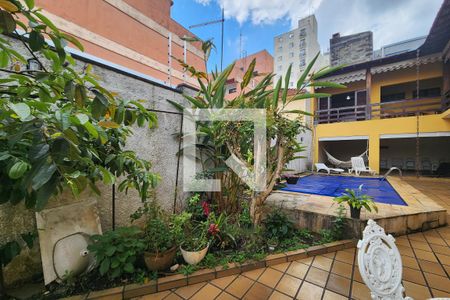 Casa à venda com 500m², 4 quartos e 6 vagas Casa à venda com 500m², 4 quartos e 6 vagasQuintal