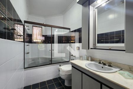 Casa à venda com 500m², 4 quartos e 6 vagas Casa à venda com 500m², 4 quartos e 6 vagasBanheiro da Suíte 1