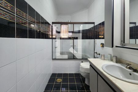 Casa à venda com 500m², 4 quartos e 6 vagas Casa à venda com 500m², 4 quartos e 6 vagasBanheiro da Suíte 1