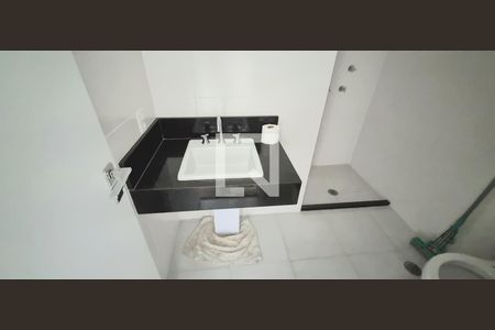 Banheiro com pia, cuveiro a gás sem boxe. de kitnet/studio à venda com 1 quarto, 28m² em Butantã, São Paulo