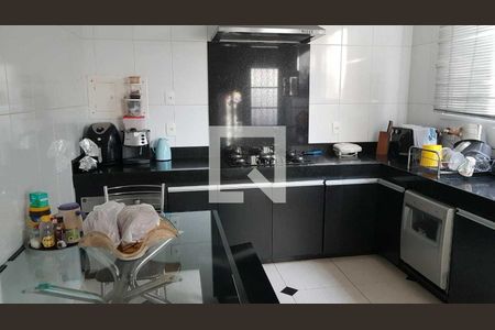 Casa à venda com 281m², 4 quartos e 4 vagas