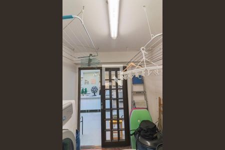 Casa à venda com 180m², 4 quartos e 2 vagas Casa à venda com 180m², 4 quartos e 2 vagasLavanderia