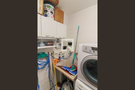 Casa à venda com 180m², 4 quartos e 2 vagas Casa à venda com 180m², 4 quartos e 2 vagasLavanderia