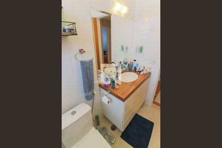 Casa à venda com 180m², 4 quartos e 2 vagas Casa à venda com 180m², 4 quartos e 2 vagasBanheiro Social