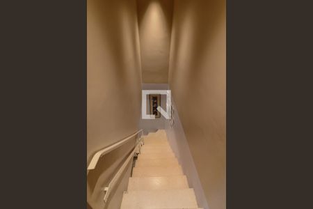 Casa à venda com 180m², 4 quartos e 2 vagas Casa à venda com 180m², 4 quartos e 2 vagasEscadas Sala