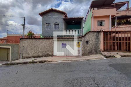 Casa para alugar com 250m², 5 quartos e 2 vagasFachada