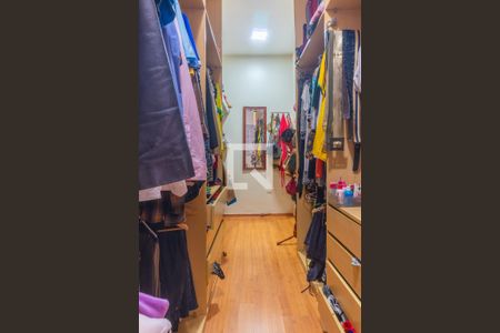 Casa de condomínio para alugar com 816m², 4 quartos e 8 vagas Casa de condomínio para alugar com 816m², 4 quartos e 8 vagasCloset da Suíte 2