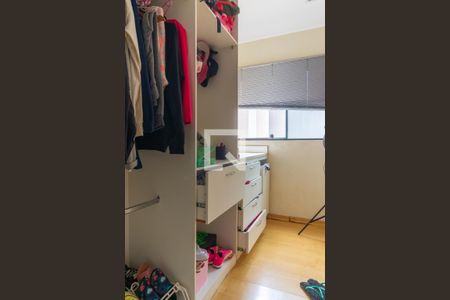 Casa de condomínio para alugar com 816m², 4 quartos e 8 vagas Casa de condomínio para alugar com 816m², 4 quartos e 8 vagasCloset da Suíte 1