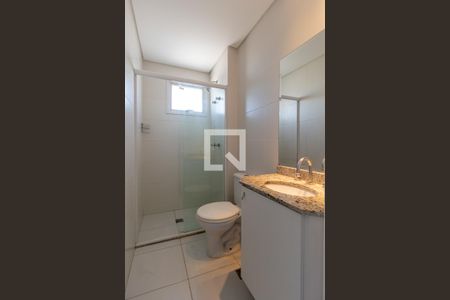 Banheiro da Suíte de apartamento para alugar com 2 quartos, 70m² em Centro, Curitiba