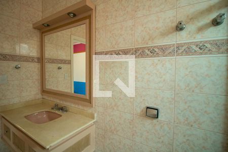 Casa de condomínio para alugar com 540m², 4 quartos e 6 vagasBanheiro da Suíte 1