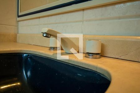 Casa de condomínio para alugar com 540m², 4 quartos e 6 vagasBanheiro da Suíte 2