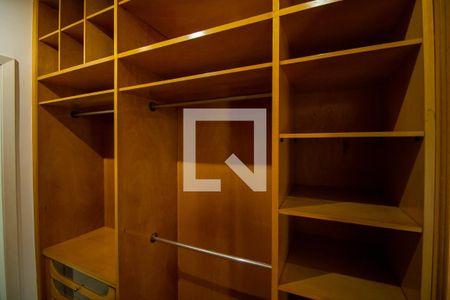 Casa de condomínio para alugar com 540m², 4 quartos e 6 vagasCloset da Suíte master