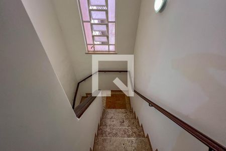 Casa à venda com 340m², 5 quartos e 2 vagasEscada do 2° piso