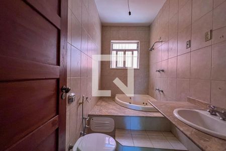 Casa à venda com 340m², 5 quartos e 2 vagasBanheiro da suíte 1