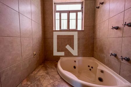 Casa à venda com 340m², 5 quartos e 2 vagasBanheiro da suíte 1