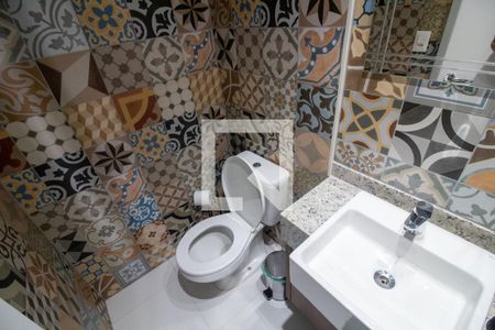 Banheiro de kitnet/studio para alugar com 1 quarto, 22m² em Jardim das Acácias, São Paulo