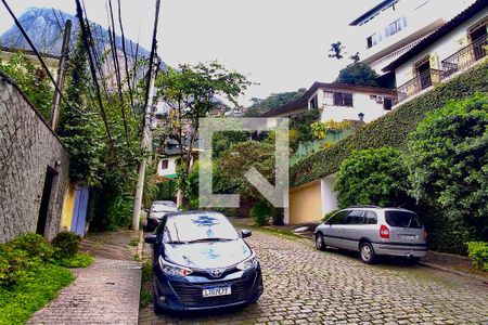 Casa à venda com 436m², 5 quartos e 2 vagas Casa à venda com 436m², 5 quartos e 2 vagasVista da Rua