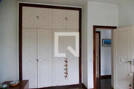 Casa à venda com 436m², 5 quartos e 2 vagas Casa à venda com 436m², 5 quartos e 2 vagasQuarto 2