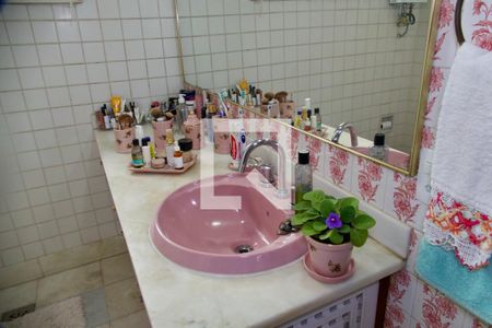 Casa à venda com 436m², 5 quartos e 2 vagas Casa à venda com 436m², 5 quartos e 2 vagasSuíte banheiro