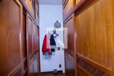 Casa à venda com 436m², 5 quartos e 2 vagas Casa à venda com 436m², 5 quartos e 2 vagasSuíte closet