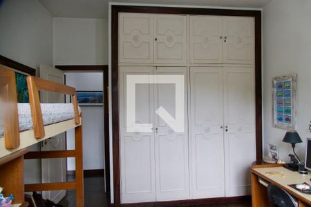 Casa à venda com 436m², 5 quartos e 2 vagas Casa à venda com 436m², 5 quartos e 2 vagasQuarto 3