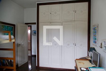 Casa à venda com 436m², 5 quartos e 2 vagas Casa à venda com 436m², 5 quartos e 2 vagasQuarto 3