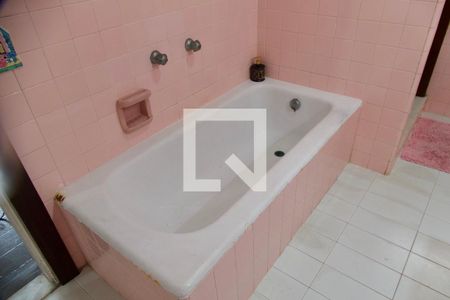 Casa à venda com 436m², 5 quartos e 2 vagas Casa à venda com 436m², 5 quartos e 2 vagasBanheiro Social 3