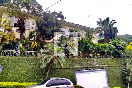 Casa à venda com 436m², 5 quartos e 2 vagas Casa à venda com 436m², 5 quartos e 2 vagasFachada