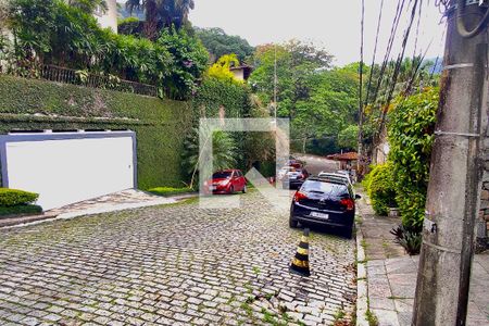 Casa à venda com 436m², 5 quartos e 2 vagas Casa à venda com 436m², 5 quartos e 2 vagasVista da Rua