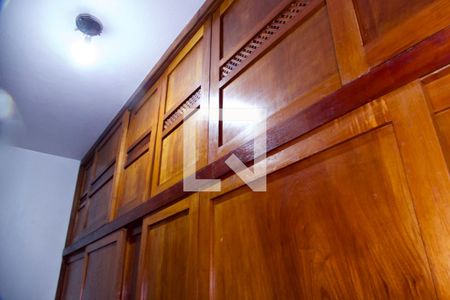 Casa à venda com 436m², 5 quartos e 2 vagas Casa à venda com 436m², 5 quartos e 2 vagasSuíte closet