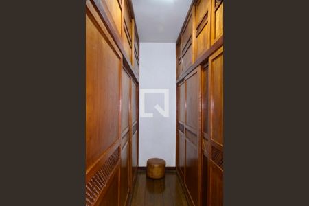 Casa à venda com 436m², 5 quartos e 2 vagas Casa à venda com 436m², 5 quartos e 2 vagasSuíte closet