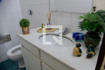 Casa à venda com 436m², 5 quartos e 2 vagas Casa à venda com 436m², 5 quartos e 2 vagasBanheiro social