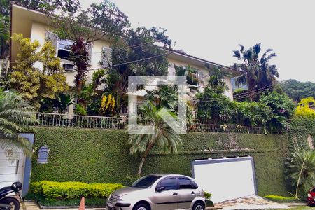 Casa à venda com 436m², 5 quartos e 2 vagas Casa à venda com 436m², 5 quartos e 2 vagasFachada