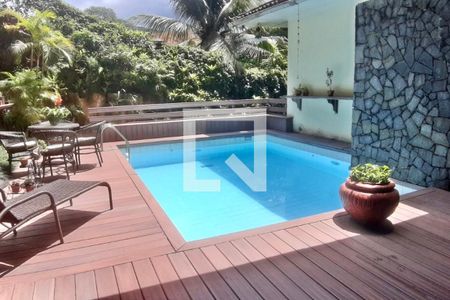 Casa à venda com 436m², 5 quartos e 2 vagas Casa à venda com 436m², 5 quartos e 2 vagasPiscina