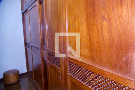 Casa à venda com 436m², 5 quartos e 2 vagas Casa à venda com 436m², 5 quartos e 2 vagasSuíte closet