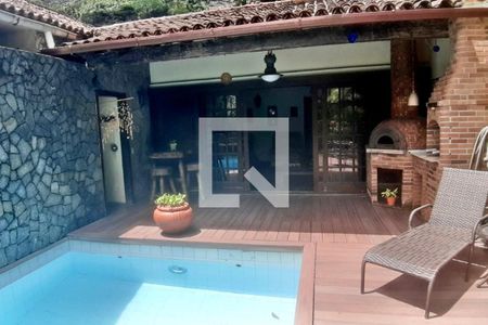 Casa à venda com 436m², 5 quartos e 2 vagas Casa à venda com 436m², 5 quartos e 2 vagasPiscina