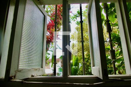 Casa à venda com 436m², 5 quartos e 2 vagas Casa à venda com 436m², 5 quartos e 2 vagasQuarto serviço 2 vista