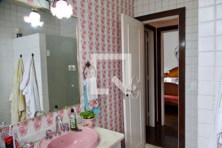 Casa à venda com 436m², 5 quartos e 2 vagas Casa à venda com 436m², 5 quartos e 2 vagasSuíte banheiro