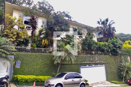 Casa à venda com 436m², 5 quartos e 2 vagas Casa à venda com 436m², 5 quartos e 2 vagasFachada