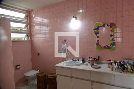 Casa à venda com 436m², 5 quartos e 2 vagas Casa à venda com 436m², 5 quartos e 2 vagasBanheiro Social 3