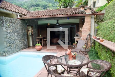 Casa à venda com 436m², 5 quartos e 2 vagas Casa à venda com 436m², 5 quartos e 2 vagasPiscina