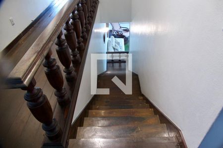 Casa à venda com 436m², 5 quartos e 2 vagas Casa à venda com 436m², 5 quartos e 2 vagasEscada 2 piso