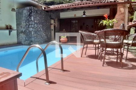 Casa à venda com 436m², 5 quartos e 2 vagas Casa à venda com 436m², 5 quartos e 2 vagasPiscina