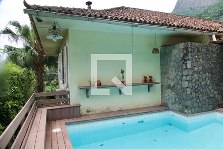 Casa à venda com 436m², 5 quartos e 2 vagas Casa à venda com 436m², 5 quartos e 2 vagasPiscina